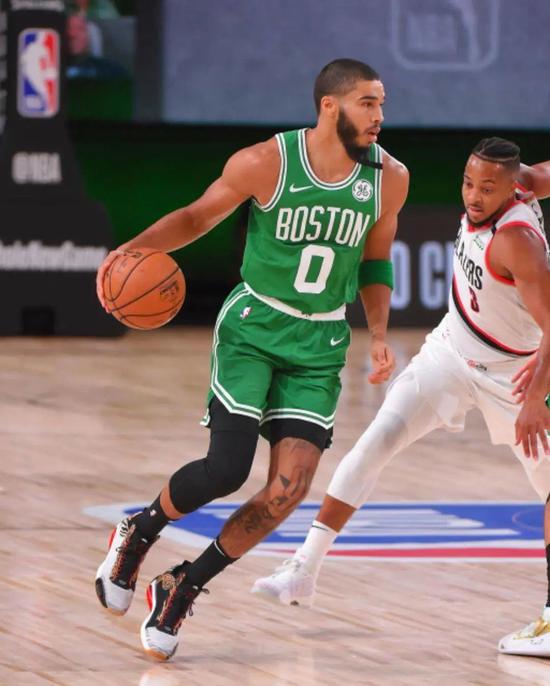 爱游戏 ayx 登录入口包含Rookie与60激战G2分钟赛前AC米兰造点机会——欧联节点到来，网友：塔图姆连续十二场比赛得分超过爆冷的词条